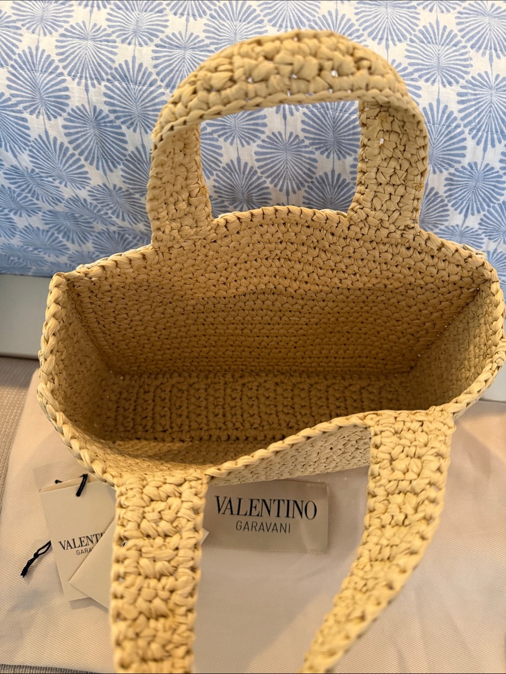 Valentino Garavani Two-Tone Crochet V Tote in Beige and Cream - Picture 4 of 7